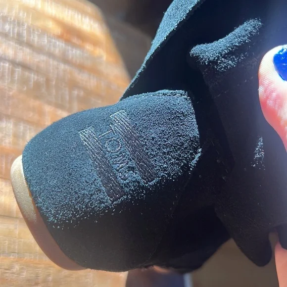 TOMS NWOT BLACK SUEDE FLAT BOOTIES SZ USA 8 - Picture 3 of 4